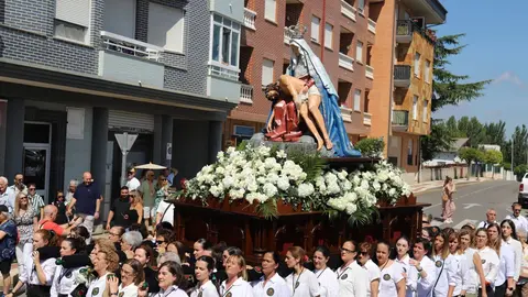La Cofradía María del Dulce Nombre procesiona a la Virgen del Camino. La imagen mariana fue trasladada desde la Iglesia del Humilladero hasta la Basílica de la patrona de la Región Leonesa, acompañada por pendones tradicionales y la banda de música local. Fotos: Isaac Llamazares
