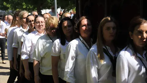 La Cofradía María del Dulce Nombre procesiona a la Virgen del Camino. La imagen mariana fue trasladada desde la Iglesia del Humilladero hasta la Basílica de la patrona de la Región Leonesa, acompañada por pendones tradicionales y la banda de música local. Fotos: Isaac Llamazares