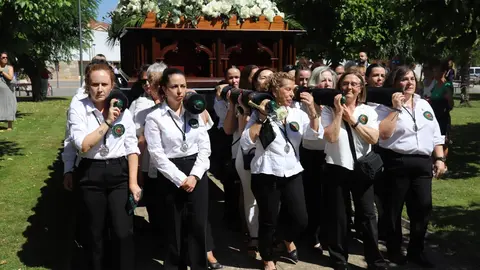 La Cofradía María del Dulce Nombre procesiona a la Virgen del Camino. La imagen mariana fue trasladada desde la Iglesia del Humilladero hasta la Basílica de la patrona de la Región Leonesa, acompañada por pendones tradicionales y la banda de música local. Fotos: Isaac Llamazares