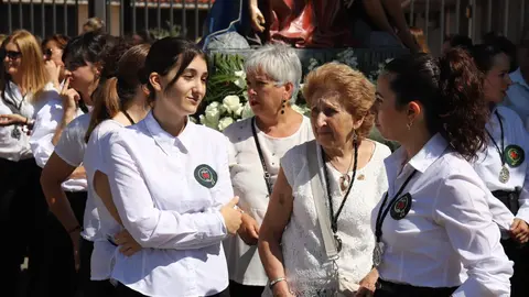 La Cofradía María del Dulce Nombre procesiona a la Virgen del Camino. La imagen mariana fue trasladada desde la Iglesia del Humilladero hasta la Basílica de la patrona de la Región Leonesa, acompañada por pendones tradicionales y la banda de música local. Fotos: Isaac Llamazares