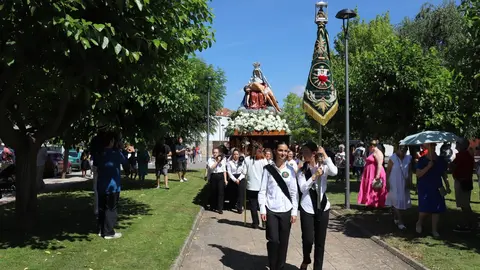 La Cofradía María del Dulce Nombre procesiona a la Virgen del Camino. La imagen mariana fue trasladada desde la Iglesia del Humilladero hasta la Basílica de la patrona de la Región Leonesa, acompañada por pendones tradicionales y la banda de música local. Fotos: Isaac Llamazares