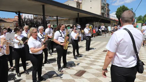 La Cofradía María del Dulce Nombre procesiona a la Virgen del Camino. La imagen mariana fue trasladada desde la Iglesia del Humilladero hasta la Basílica de la patrona de la Región Leonesa, acompañada por pendones tradicionales y la banda de música local. Fotos: Isaac Llamazares