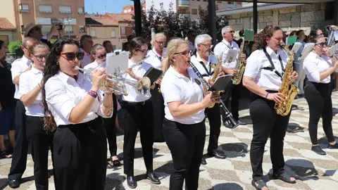 La Cofradía María del Dulce Nombre procesiona a la Virgen del Camino. La imagen mariana fue trasladada desde la Iglesia del Humilladero hasta la Basílica de la patrona de la Región Leonesa, acompañada por pendones tradicionales y la banda de música local. Fotos: Isaac Llamazares
