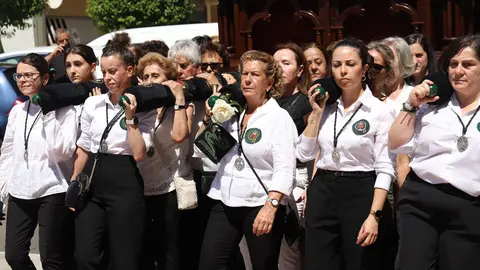 La Cofradía María del Dulce Nombre procesiona a la Virgen del Camino. La imagen mariana fue trasladada desde la Iglesia del Humilladero hasta la Basílica de la patrona de la Región Leonesa, acompañada por pendones tradicionales y la banda de música local. Fotos: Isaac Llamazares