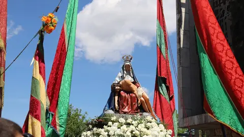La Cofradía María del Dulce Nombre procesiona a la Virgen del Camino. La imagen mariana fue trasladada desde la Iglesia del Humilladero hasta la Basílica de la patrona de la Región Leonesa, acompañada por pendones tradicionales y la banda de música local. Fotos: Isaac Llamazares