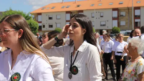 La Cofradía María del Dulce Nombre procesiona a la Virgen del Camino. La imagen mariana fue trasladada desde la Iglesia del Humilladero hasta la Basílica de la patrona de la Región Leonesa, acompañada por pendones tradicionales y la banda de música local. Fotos: Isaac Llamazares