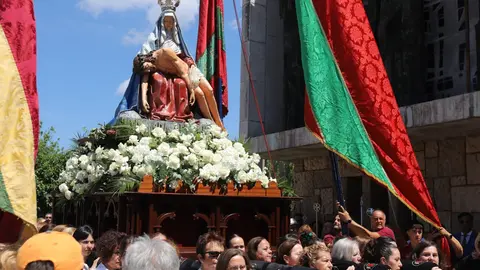 La Cofradía María del Dulce Nombre procesiona a la Virgen del Camino. La imagen mariana fue trasladada desde la Iglesia del Humilladero hasta la Basílica de la patrona de la Región Leonesa, acompañada por pendones tradicionales y la banda de música local. Fotos: Isaac Llamazares