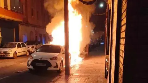 León ha vuelto a vivir una noche de incendios en vehículos. En la madrugada del lunes, alrededor de las 3:00 horas, un virulento fuego destruyó por completo un vehículo y causó importantes daños a otro, en la céntrica calle Bernardo del Carpio. El suceso tuvo lugar frente al número 15, el mismo punto donde el pasado 16 de junio se produjo otro incidente con características similares.