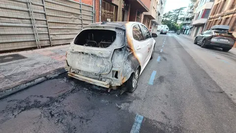 León ha vuelto a vivir una noche de incendios en vehículos. En la madrugada del lunes, alrededor de las 3:00 horas, un virulento fuego destruyó por completo un vehículo y causó importantes daños a otro, en la céntrica calle Bernardo del Carpio. El suceso tuvo lugar frente al número 15, el mismo punto donde el pasado 16 de junio se produjo otro incidente con características similares.