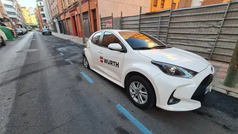 León ha vuelto a vivir una noche de incendios en vehículos. En la madrugada del lunes, alrededor de las 3:00 horas, un virulento fuego destruyó por completo un vehículo y causó importantes daños a otro, en la céntrica calle Bernardo del Carpio. El suceso tuvo lugar frente al número 15, el mismo punto donde el pasado 16 de junio se produjo otro incidente con características similares.