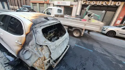 León ha vuelto a vivir una noche de incendios en vehículos. En la madrugada del lunes, alrededor de las 3:00 horas, un virulento fuego destruyó por completo un vehículo y causó importantes daños a otro, en la céntrica calle Bernardo del Carpio. El suceso tuvo lugar frente al número 15, el mismo punto donde el pasado 16 de junio se produjo otro incidente con características similares.