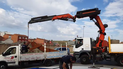 La escultura 'A volar' ya luce en la rotonda de San Antonio en León. La nueva obra de Javier Roblex se ha instalado en el acceso al hospital y se suma al patrimonio artístico urbano de la ciudad.