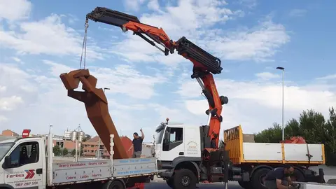 La escultura 'A volar' ya luce en la rotonda de San Antonio en León. La nueva obra de Javier Roblex se ha instalado en el acceso al hospital y se suma al patrimonio artístico urbano de la ciudad.