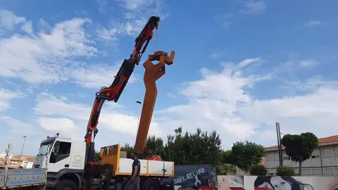 La escultura 'A volar' ya luce en la rotonda de San Antonio en León. La nueva obra de Javier Roblex se ha instalado en el acceso al hospital y se suma al patrimonio artístico urbano de la ciudad.