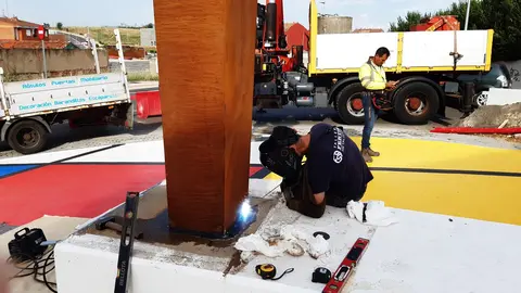 La escultura 'A volar' ya luce en la rotonda de San Antonio en León. La nueva obra de Javier Roblex se ha instalado en el acceso al hospital y se suma al patrimonio artístico urbano de la ciudad.