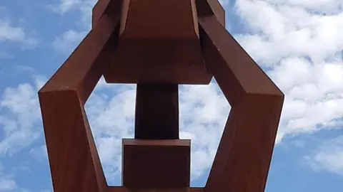 La escultura 'A volar' ya luce en la rotonda de San Antonio en León. La nueva obra de Javier Roblex se ha instalado en el acceso al hospital y se suma al patrimonio artístico urbano de la ciudad.