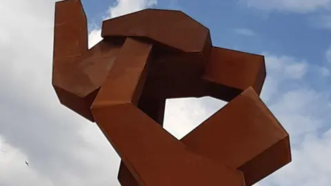 La escultura 'A volar' ya luce en la rotonda de San Antonio en León. La nueva obra de Javier Roblex se ha instalado en el acceso al hospital y se suma al patrimonio artístico urbano de la ciudad.