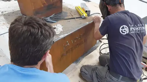 La escultura 'A volar' ya luce en la rotonda de San Antonio en León. La nueva obra de Javier Roblex se ha instalado en el acceso al hospital y se suma al patrimonio artístico urbano de la ciudad.