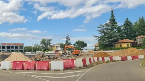 La glorieta que sustituirá a la antigua raqueta con semáforos de la N-120 encara su segundo verano de trabajos con la primera capa de asfaltado y bajo la presión de más de 15.000 conductores diarios.