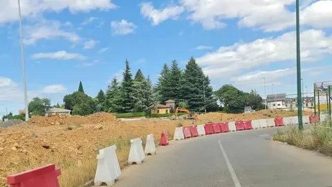 La glorieta que sustituirá a la antigua raqueta con semáforos de la N-120 encara su segundo verano de trabajos con la primera capa de asfaltado y bajo la presión de más de 15.000 conductores diarios.