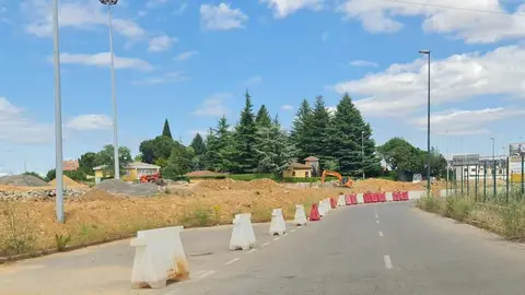 La glorieta que sustituirá a la antigua raqueta con semáforos de la N-120 encara su segundo verano de trabajos con la primera capa de asfaltado y bajo la presión de más de 15.000 conductores diarios.