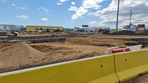 La glorieta que sustituirá a la antigua raqueta con semáforos de la N-120 encara su segundo verano de trabajos con la primera capa de asfaltado y bajo la presión de más de 15.000 conductores diarios.