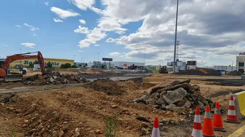 La glorieta que sustituirá a la antigua raqueta con semáforos de la N-120 encara su segundo verano de trabajos con la primera capa de asfaltado y bajo la presión de más de 15.000 conductores diarios.