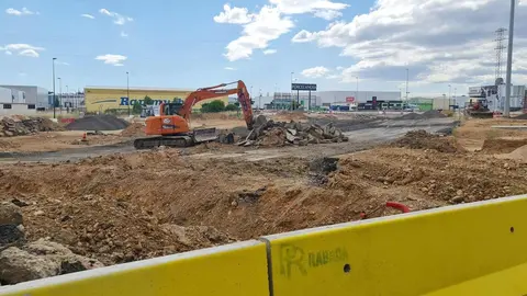 La glorieta que sustituirá a la antigua raqueta con semáforos de la N-120 encara su segundo verano de trabajos con la primera capa de asfaltado y bajo la presión de más de 15.000 conductores diarios.