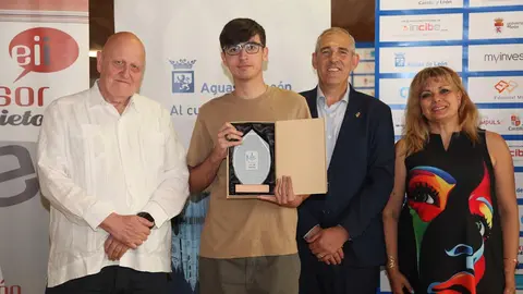 El ganador del Open de aficionados recibe su premio junto a Leontxo García y Vicente Canuria. Foto: Luque