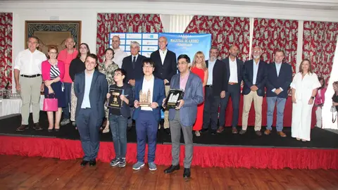 La ciudad de León bajó este lunes el telón a la XXXVIII edición del Torneo Magistral de Ajedrez, una cita ya legendaria en el panorama ajedrecístico español y europeo. En un acto celebrado en el Hotel Barceló Conde Luna, el alcalde de León, José Antonio Diez, entregó el trofeo de campeón al Gran Maestro vietnamita Lê Quang Liêm, quien ha firmado su primera victoria en este prestigioso torneo.