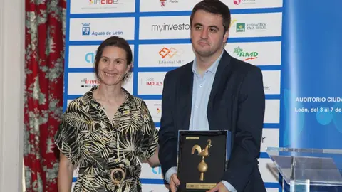 Jaime Santos y directora Deportes Universidad León.