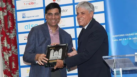 Vishy Anand y delegado territorial Junta en León.