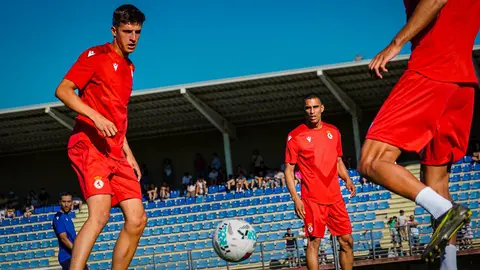 La Cultural y Deportiva Leonesa inició este lunes su pretemporada con una mezcla de ilusión, ambición y responsabilidad. El regreso al fútbol profesional tras el ascenso a Segunda División supone un reto de altura, y desde la directiva se muestran convencidos del proyecto.