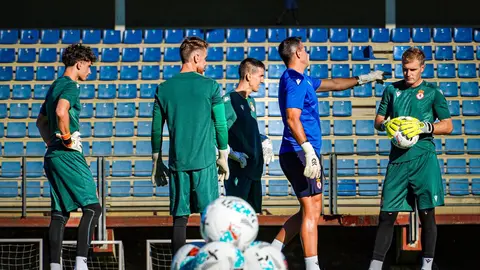 La Cultural y Deportiva Leonesa inició este lunes su pretemporada con una mezcla de ilusión, ambición y responsabilidad. El regreso al fútbol profesional tras el ascenso a Segunda División supone un reto de altura, y desde la directiva se muestran convencidos del proyecto.