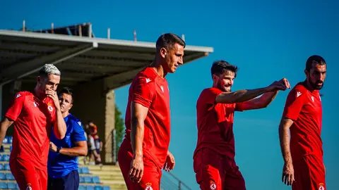 La Cultural y Deportiva Leonesa inició este lunes su pretemporada con una mezcla de ilusión, ambición y responsabilidad. El regreso al fútbol profesional tras el ascenso a Segunda División supone un reto de altura, y desde la directiva se muestran convencidos del proyecto.