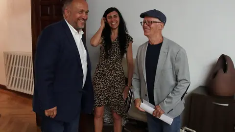 El presidente de la Diputación de León, Gerardo Álvarez Courel, acompaña al alcalde de La Pola de Gordón, Antonio García Arias, en la presentación del encuentro cultural de Las Polas que se celebrará este sábado. Foto: Peio García