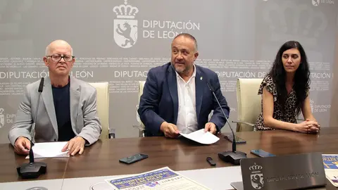 El presidente de la Diputación de León, Gerardo Álvarez Courel, acompaña al alcalde de La Pola de Gordón, Antonio García Arias, en la presentación del encuentro cultural de Las Polas que se celebrará este sábado. Foto: Peio García