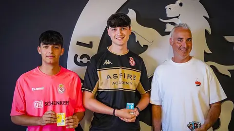 La Cultural y Deportiva Leonesa ha iniciado este martes su campaña de renovación de abonos para la temporada 2025/26, una cita esperada con entusiasmo por la afición tras el retorno del equipo a la Segunda División. El lema elegido este año, “Lo nuestro”, apela directamente al sentimiento de pertenencia y a la conexión entre el club y la ciudad. Fotos: CyDLeonesa