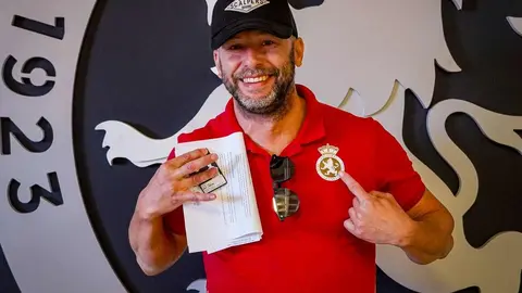 La Cultural y Deportiva Leonesa ha iniciado este martes su campaña de renovación de abonos para la temporada 2025/26, una cita esperada con entusiasmo por la afición tras el retorno del equipo a la Segunda División. El lema elegido este año, “Lo nuestro”, apela directamente al sentimiento de pertenencia y a la conexión entre el club y la ciudad. Fotos: CyDLeonesa