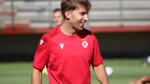 La Cultural y Deportiva Leonesa ha completado este martes su segunda sesión de pretemporada en el Área Deportiva de Puente Castro, iniciando con ritmo su regreso al trabajo tras el ascenso. La plantilla culturalista encara una preparación que culminará el 15 de agosto en El Plantío, fecha de la primera jornada de LaLiga Hypermotion, donde los de Raúl Llona se medirán al Burgos CF. Fotos: CyDLeonesa