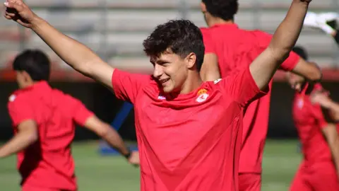 La Cultural y Deportiva Leonesa ha completado este martes su segunda sesión de pretemporada en el Área Deportiva de Puente Castro, iniciando con ritmo su regreso al trabajo tras el ascenso. La plantilla culturalista encara una preparación que culminará el 15 de agosto en El Plantío, fecha de la primera jornada de LaLiga Hypermotion, donde los de Raúl Llona se medirán al Burgos CF. Fotos: CyDLeonesa
