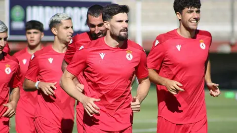 La Cultural y Deportiva Leonesa ha completado este martes su segunda sesión de pretemporada en el Área Deportiva de Puente Castro, iniciando con ritmo su regreso al trabajo tras el ascenso. La plantilla culturalista encara una preparación que culminará el 15 de agosto en El Plantío, fecha de la primera jornada de LaLiga Hypermotion, donde los de Raúl Llona se medirán al Burgos CF. Fotos: CyDLeonesa