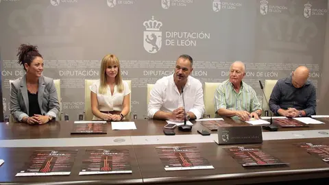 El festival ‘Bajo Tierra’ desciende al subsuelo leonés con 83 funciones en bodegas y un castillo. Ocho compañías nacionales e internacionales transformarán seis municipios de León en escenarios teatrales del 31 de julio al 5 de agosto. La iniciativa, impulsada por la Diputación y Eje Producciones, une arte, patrimonio y cultura popular. Foto: Peio García