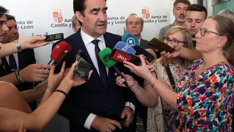 Los consejeros de Medio Ambiente, Vivienda y Ordenación del Territorio, Juan Carlos Suárez-Quiñones, y de Economía y Hacienda, Carlos Fernández Carriedo, mantienen una reunión con los presidentes y secretarios de la Cámara de Comercio e Industria de León, la Federación Leonesa de Empresarios y el Círculo Empresarial Leonés. Fotos: Peio García