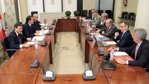 Los consejeros de Medio Ambiente, Vivienda y Ordenación del Territorio, Juan Carlos Suárez-Quiñones, y de Economía y Hacienda, Carlos Fernández Carriedo, mantienen una reunión con los presidentes y secretarios de la Cámara de Comercio e Industria de León, la Federación Leonesa de Empresarios y el Círculo Empresarial Leonés. Fotos: Peio García