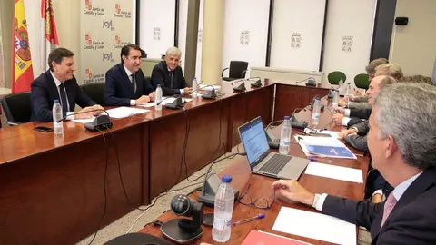 Los consejeros de Medio Ambiente, Vivienda y Ordenación del Territorio, Juan Carlos Suárez-Quiñones, y de Economía y Hacienda, Carlos Fernández Carriedo, mantienen una reunión con los presidentes y secretarios de la Cámara de Comercio e Industria de León, la Federación Leonesa de Empresarios y el Círculo Empresarial Leonés. Fotos: Peio García