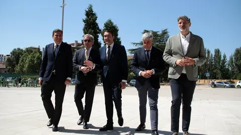 Los consejeros de Medio Ambiente, Vivienda y Ordenación del Territorio, Juan Carlos Suárez-Quiñones, y de Economía y Hacienda, Carlos Fernández Carriedo, mantienen una reunión con los presidentes y secretarios de la Cámara de Comercio e Industria de León, la Federación Leonesa de Empresarios y el Círculo Empresarial Leonés. Fotos: Peio García
