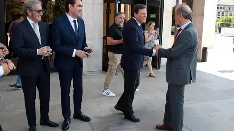 Los consejeros de Medio Ambiente, Vivienda y Ordenación del Territorio, Juan Carlos Suárez-Quiñones, y de Economía y Hacienda, Carlos Fernández Carriedo, mantienen una reunión con los presidentes y secretarios de la Cámara de Comercio e Industria de León, la Federación Leonesa de Empresarios y el Círculo Empresarial Leonés. Fotos: Peio García