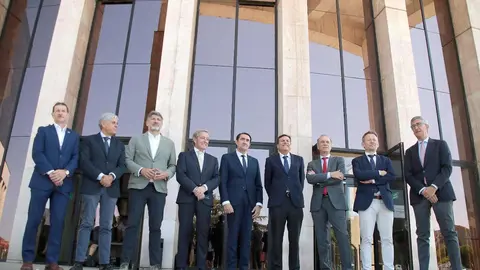 Los consejeros de Medio Ambiente, Vivienda y Ordenación del Territorio, Juan Carlos Suárez-Quiñones, y de Economía y Hacienda, Carlos Fernández Carriedo, mantienen una reunión con los presidentes y secretarios de la Cámara de Comercio e Industria de León, la Federación Leonesa de Empresarios y el Círculo Empresarial Leonés. Fotos: Peio García