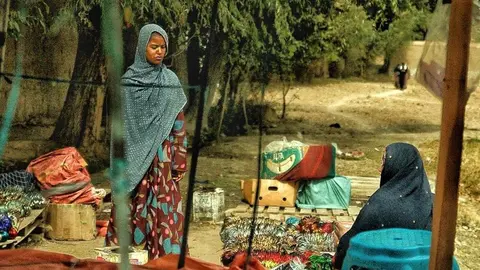 Varias mujeres afganas en un puesto callejero de la la región afgana de Paktia. Foto: Alfonso F. Reca